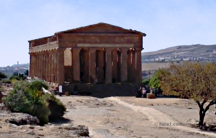 rivale de rome en 4 lettres
