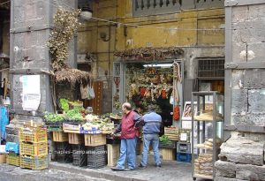 Ruelles de Naples en effet très vivantes