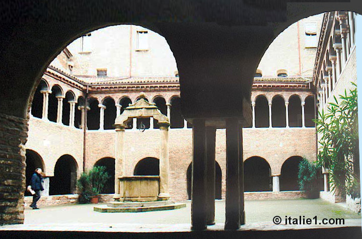 Cloître de Santo Stefano à Bologne