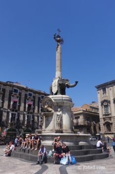 Place du duomo de Catane la statue de l'éléphant