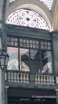 Reflets de lumière dans les vitres de la galerie San federico à Turin